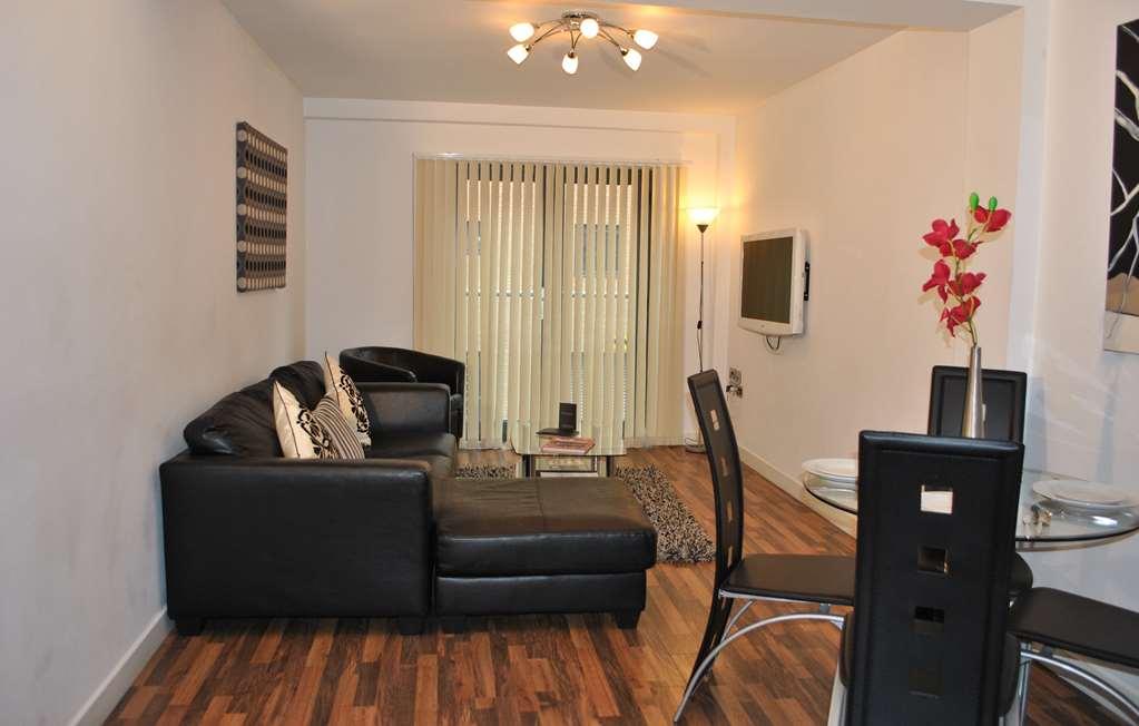 Dreamhouse Apartments Manchester City West Room photo