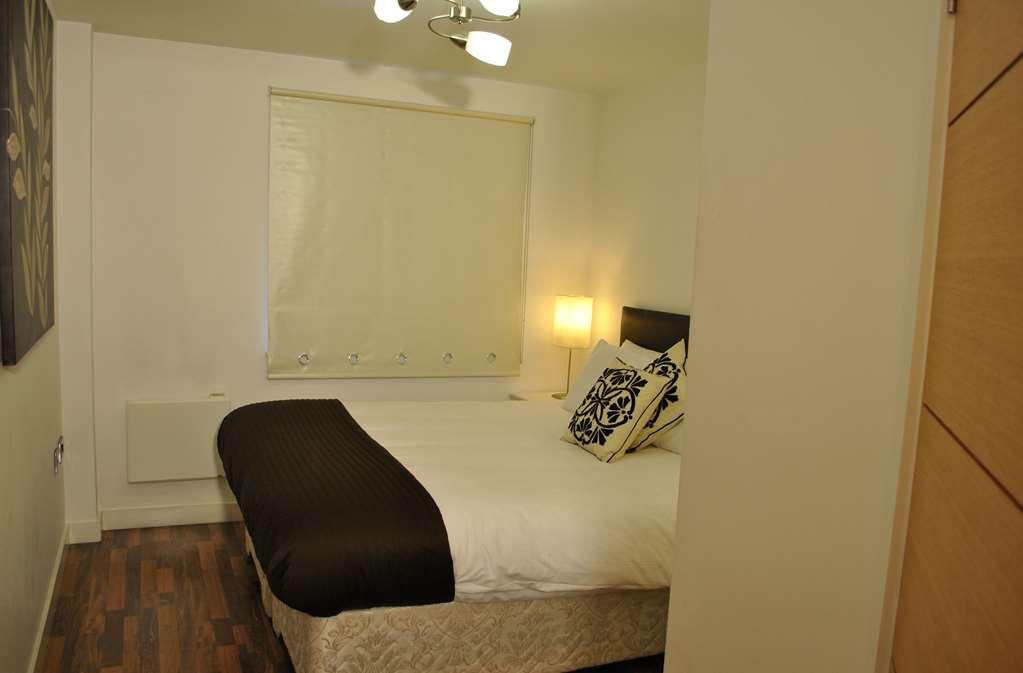Dreamhouse Apartments Manchester City West Room photo